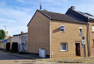 freies Wohnhaus mit 4 Zimmern, Anbauten, Hof und Garten in Niederzier Hambach