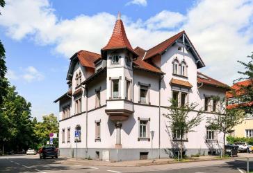 Straubing - zentrale Altbaulage mit umgestaltungsfähiger Wohneinheit & Stellplätzen
