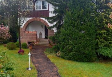 2 Zimmer Single Dachgeschoß Wohnung teilmöbliert in Jugendstilvilla in Behringersdorf