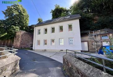 Individuell und hochwertig! Zweiparteien Energieeffizienzhaus in besonderer Lage, mit solide vermieteter Einliegerwohnung..