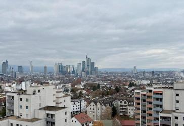 Hermann Immobilien: Wohnen in Top-Lage: 2-Zimmer-Apartment mit Loggia in Sachsenhausen-Süd