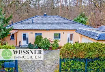 Direkt am Wald! Idyllischer Bungalow mit Einliegerwohnung, Garage & Sauna in Falkensee