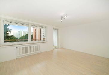 Wohnen direkt am Ostpark: Helle, renovierte 3-Zimmer-Wohnung mit zwei Südbalkonen und Weitblick.