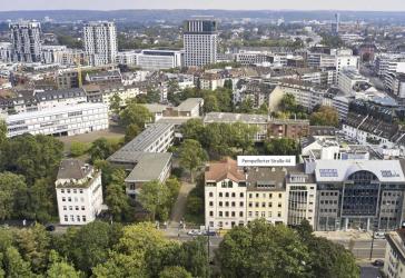 Dachgeschoßwohnung mit Blick über den Hofgarten und Potenzial zur Erweiterung