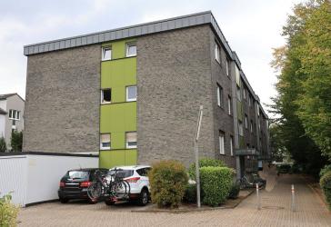 Großenbaum, Erdgeschos mit Balkon und Garage, gepflegtes Haus