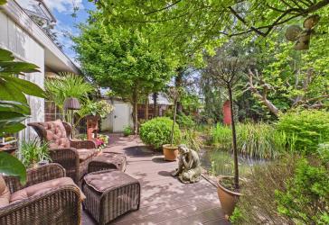 Wohnen, das sich auszahlt: Großzügiges Familienhaus mit Wellnessgarten & zwei Einliegerwohnungen