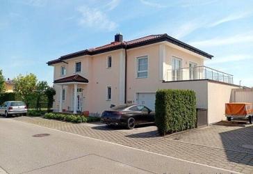 'Komfortables Einfamilienhaus mit Wintergarten und privatem Spa'