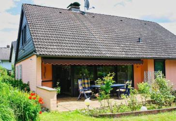 Gepflegtes Einfamilienhaus mit Doppelgarage auf sonnigem Grundstück
