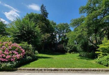 Parkähnlich wohnen in Villenlage ... Exklusive 3 Zimmer- Wohnung mit großer Terrasse ...