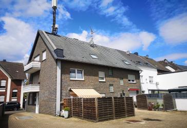 6 Part. Mehrfamilienhaus mit Keller, 5 Garagen und Garten in ruhiger Vorstatdtlage