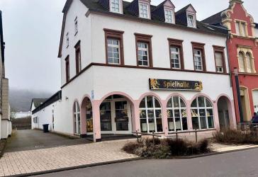 Gewerbe- und Wohnimmobilie: Gewerbeeinheit, Spielhalle, zwei Wohnungen, große weitere Lagerflächen in Konz nahe Luxemburg
