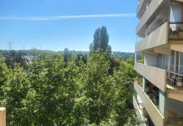 Große 3-Zimmer-Wohnung mit Balkon und viel Potenzial in zentraler Lage