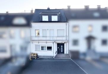 Großzügiges Zweifamilienhaus in zentraler Lage von Ensdorf