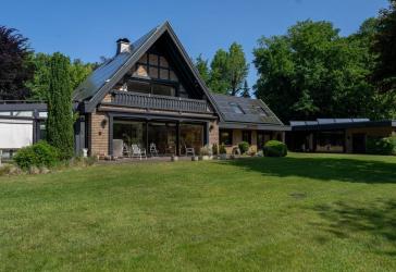Fachwerkromantik trifft Luxus Landhaus mit Schwimmhalle und Traumgarten