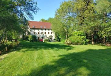 NATUR PUR + AUTARKES LEBEN + SELBSTVERSORGERHOF + WILD-BESTAND IM WILDGEHEGE + BACHLAUF MIT WASSERRECHT + BRUNNEN + GROßE LÄNDEREIEN + + +