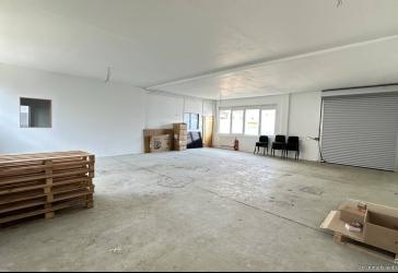 Beheizte Halle mit Tor und 3 Büroräume