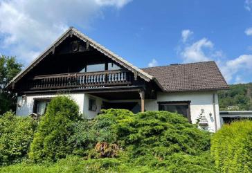 **Wohnhaus mit Garten und Garage in Schönecken**