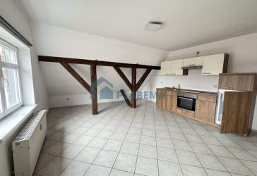 2-Zimmer-Wohnung mit Einbauküche, Galerie im Wohnzimmer, Bad mit Wanne und Fenster