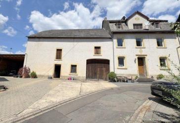 Charmantes ehemaliges Winzerhaus mit großem Nebengebäude.