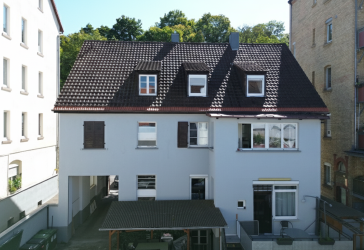 Stilvoll modernisiertes Mehrfamilienhaus mit Top-Rendite und Ausbauoption in zentraler Lage