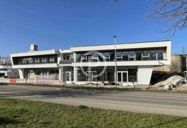 Gewerbe Neubau Objekt in Weinstadt-Endersbach. Großzügige Bürofläche im OG mit Stellplätze.