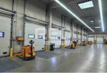 Halle mit 12 Rampen und 7,50 m Höhe und 150 m² Büro