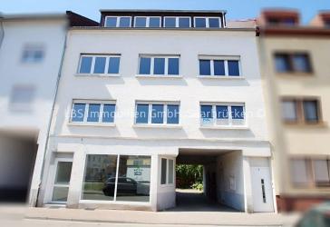 Attraktives Mehrfamilienhaus mit Gewerbeeinheit und Parkplätzen in zentraler Innenstadtlage