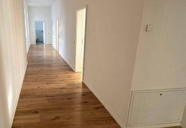 Hochwertig renovierte 4-Raum Wohnung mit Parkplatz und Keller