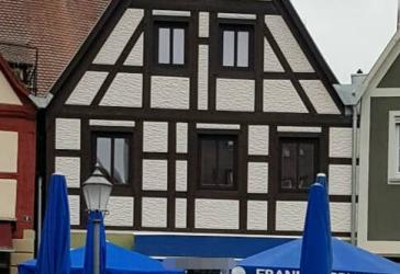 Teilsaniertes & ensemblegeschütztes Fachwerkhaus zentral am Marktplatz Neustadt Aisch