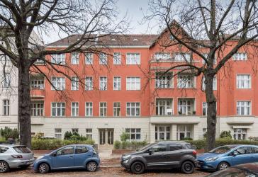 Lichtdurchflutete Altbauwohnung zur Investitionsmöglichkeit in beliebter Wilmersdorfer Lage