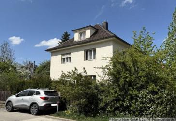 Sanierungsbedürftiges Zweifamilienhaus mit viel Platz für neue Ideen!