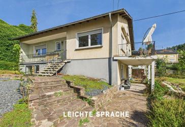 In Tünsdorf steht ein Haus. Man kann daraus 1 bis 4 Wohnungen machen.- TEXT IN LEICHTER SPRACHE