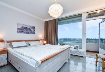 Großzügig geschnittene Eigentumswohnung mit Sonnenbalkon und seitlichem Ostseeblick!