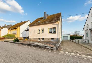 REDUZIERT: Gepflegtes EFH mit unverbaubarem Ausblick, Keller, großem Garten und praktischer Garage!