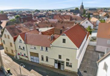 Historisches Ensemble: Wohnhaus mit Schmiede und großzügigem Innenhof in Nieder-Weisel
