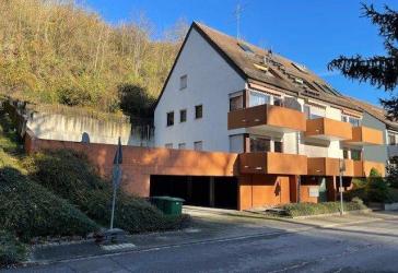 4-Zimmer-Dachgeschoss-Wohnung in Stadtrandlage.