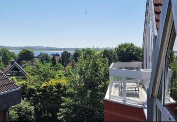 Moderne Maisonette-Wohnung mit kleinem Meerblick