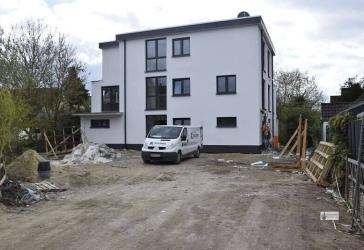 Hoch moderne EG Wohnung Neubau zum 1. Juli 2026 + Rollläden + Stellplatz ohne Küche mit Gartenteil