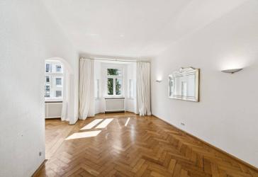 Schwabing-West: Altbauwohnung mit Balkon