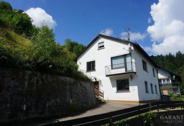 Zweifamilienhaus mit großem Grundstück in Alpirsbach...