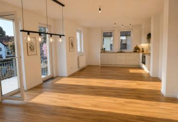 Stilvoll wohnen in Bensheim - Lichtdurchflutete 4-Zimmer-Wohnung mit großem Balkon
