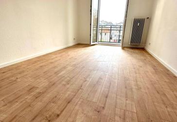 Helle, renovierte 3 Zimmer Wohnung mit Balkon und Weitblick in gefragter Wohnlage in Ostend/Bornheim ! PROVISIONSFREI