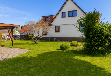 Raum für Ideen: Doppelhaushälfte mit Bauplatz, großem Garten und Garage