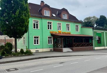 Elegantes Hotel mit Restaurant in einem grünen Stadtteil