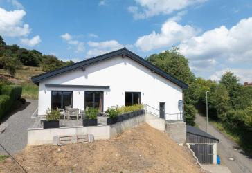 Neuwertiges Einfamilienwohnhaus (Bungalow) in unverbaubarer Aussichtslage der Gemeinde Üdersdorf
