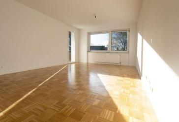 Barrierefreies Wohnen in Bestlage - modernisierte 4-Zimmer-Wohnung mit Balkon ins Grüne