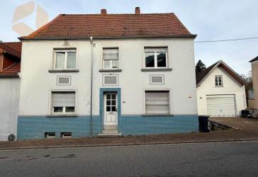 Vermietetes Zweifamilienhaus mit großem Grundstück in Bexbach zu verkaufen