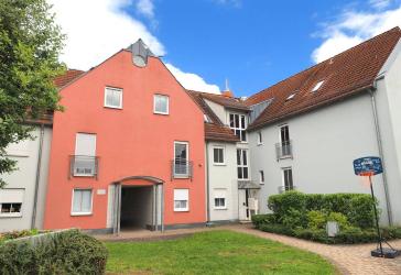 Sonnige, große 3-Zimmer-DG-Wohnung mit riesigem Wohn-/Esszimmer in ruhiger, gepflegter, kleiner Anlage mit Balkon und Gemeinschaftsgarten ab sofort