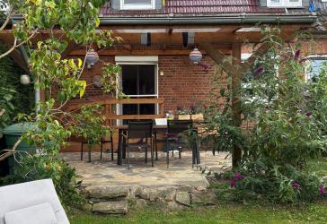 Modernisiertes Reihenhaus mit großer überdachter Terrasse