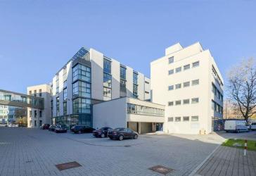 Repräsentativer Glasbau mit großzügigem Empfang und 48 Büros